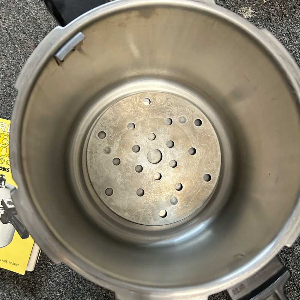 Presto Silver Pressure Cooker - Picture 4 of 4